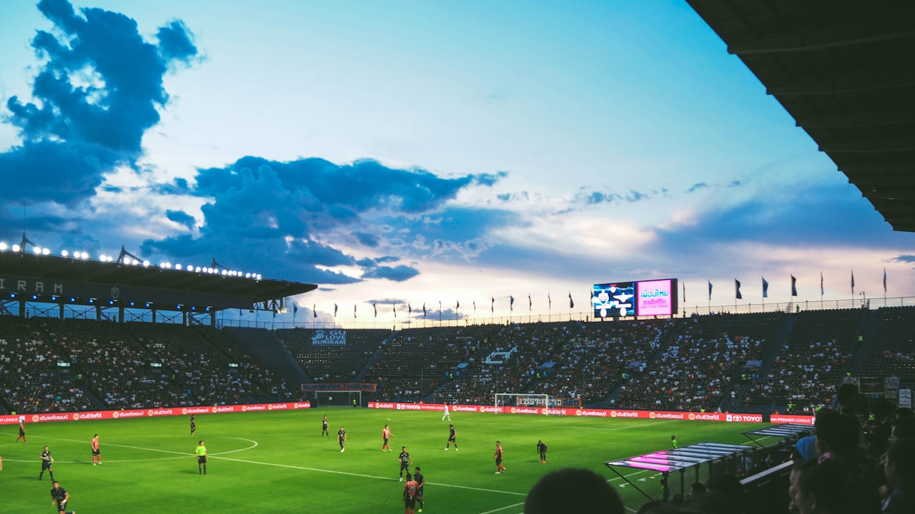 Comissão técnica analisando dados, vídeos e desempenho durante uma partida de futebol